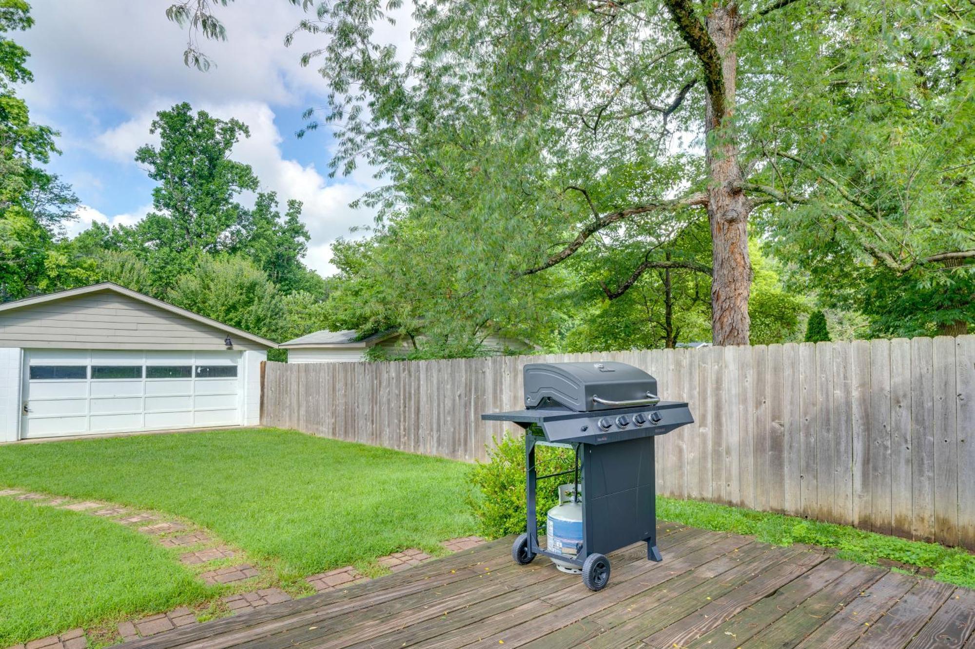 Charming Louisville Retreat With Patio And Fireplace! Exterior photo
